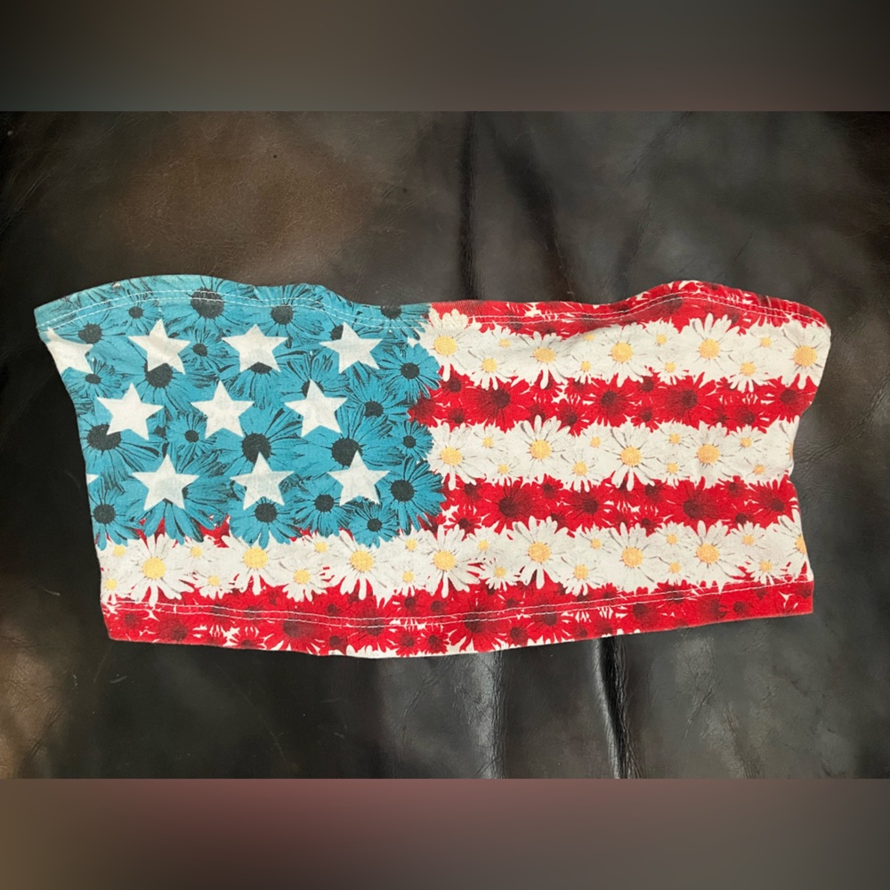 NWOT// FREE W/ PURCHASE Bershka Patriotic Daisy Tube Top